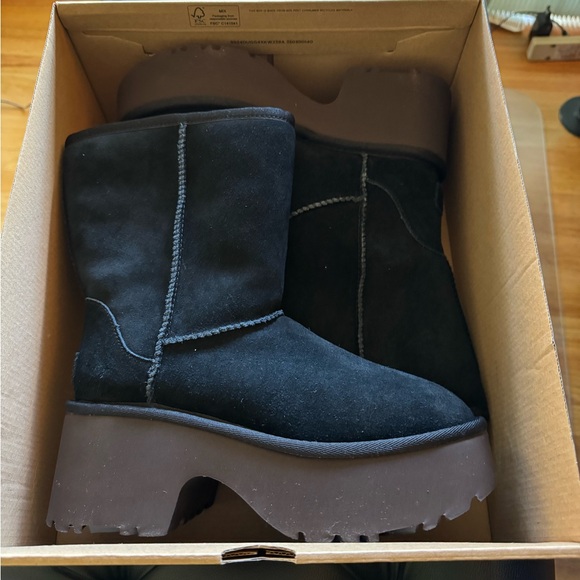 NIB UGG Black Classic New Heights Short Boots Size 6 Black - Picture 3 of 5